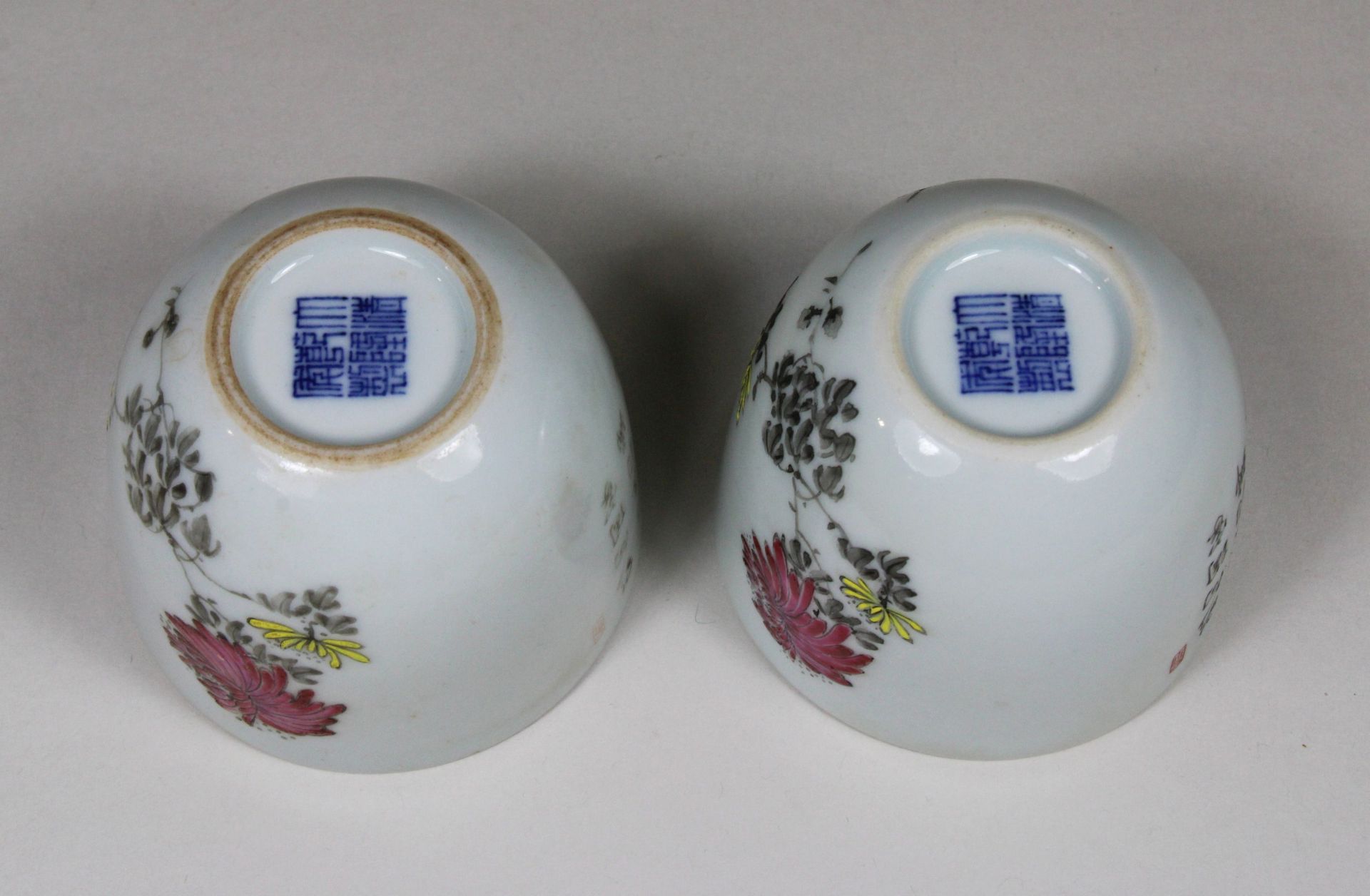 Porzellan, zwei Cups, China, 18./19. Jh. farbig, florale Darstellung, Dm 6,5 cm, Marke, kleiner - Image 3 of 4