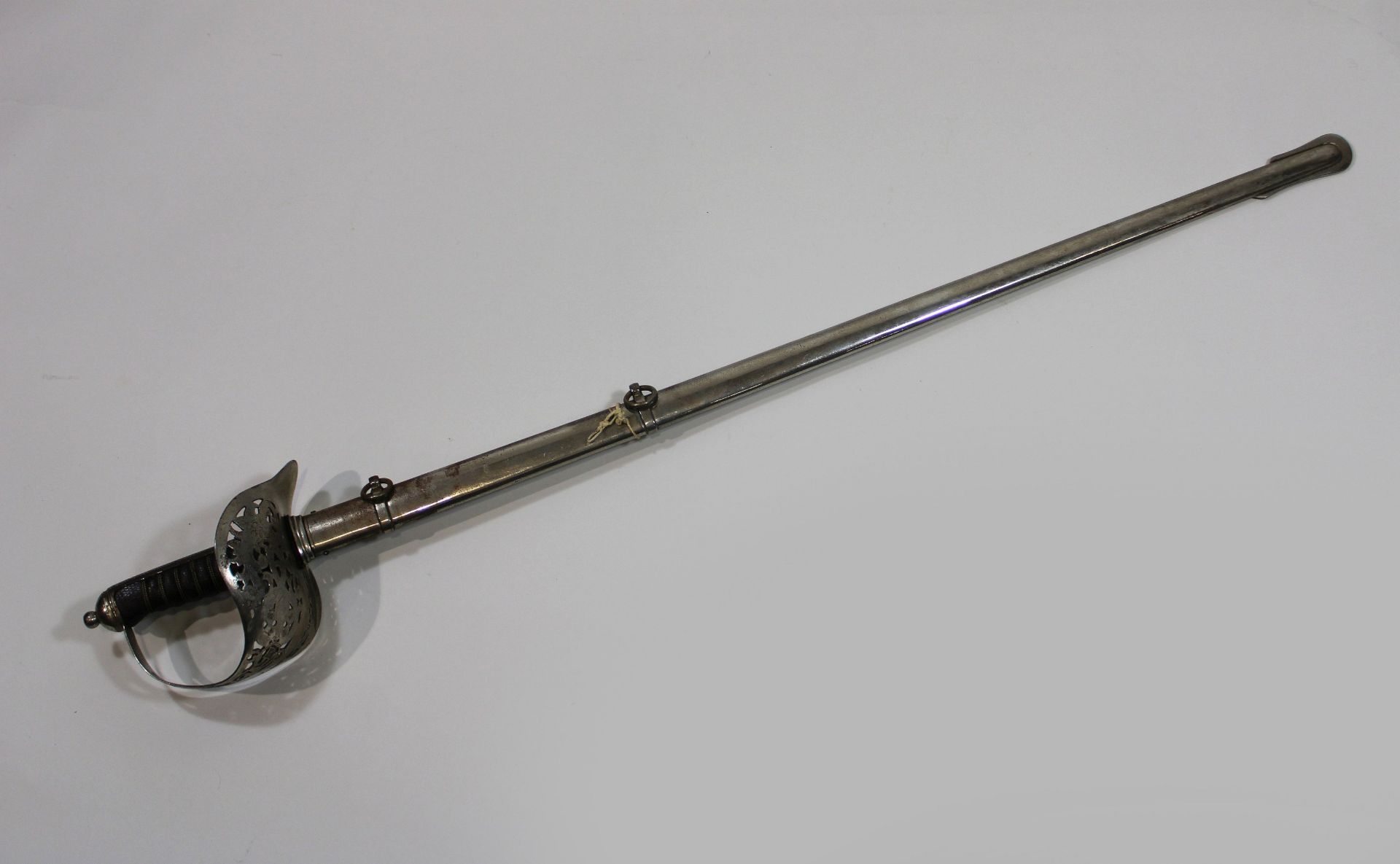 Pallasch, mit Scheide, geflochtener Handschutz, beidseitig ziseliert, Klingenlänge: 82 cm, - Image 5 of 5
