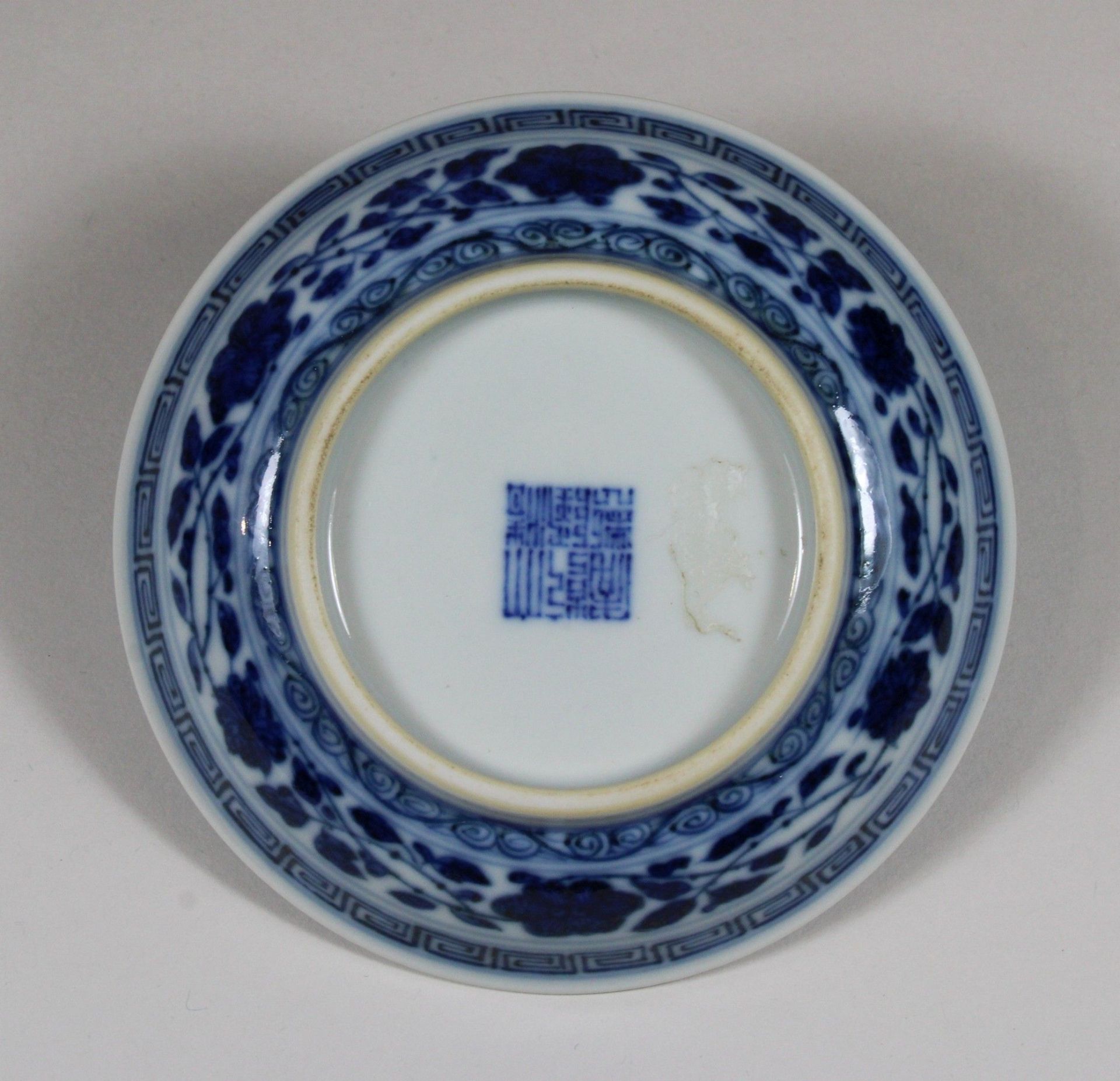 Chinesisches Porzellan, Qianlong Zeit, kl. Teller, blau floral bemalt, unter Glasur, im Boden - Image 2 of 2