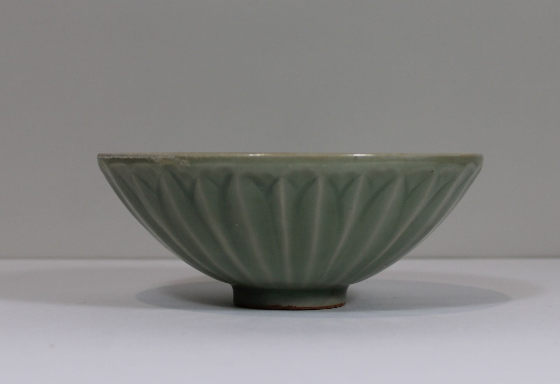 Lotus Schale, China, Porzellan, wohl südliche Song-Dynastie (1126-1279), Longquan Seladon Glasur,
