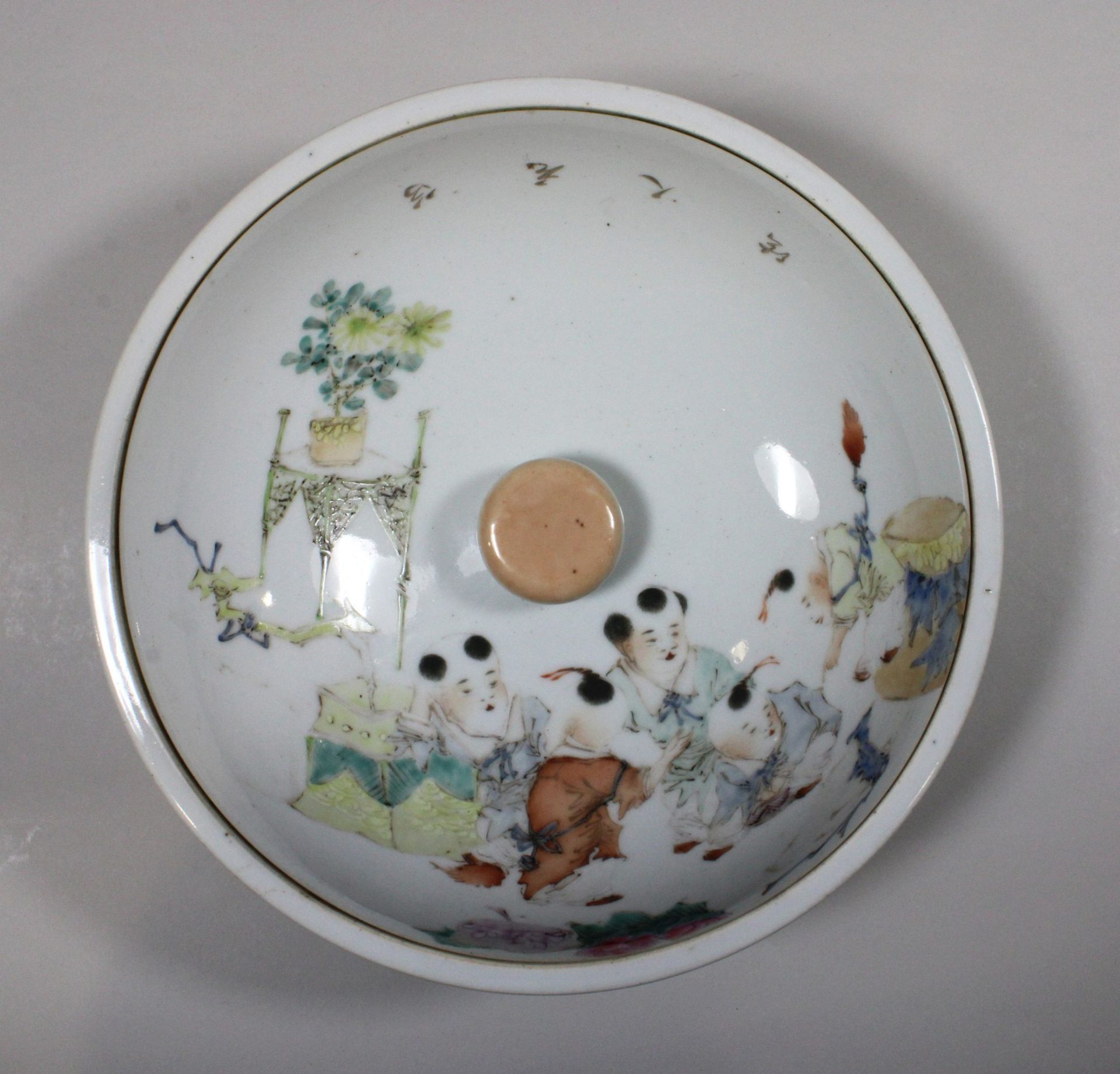 Topf mit Deckel, China, Porzellan, 19. Jh. Florale und figürliche Darstellung, farbig, Dm 24,5, - Image 2 of 3