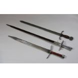 Konvolut 3 Schwerter, zweischneidig, eine mit Holzscheide, Klingenlänge: von 58 bis 77 cm, guter,