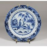 Chinoise Teller, Fayence, wohl Delft, blau-weiß Unterglasur, figürliche Darstellung, Dm. 23.