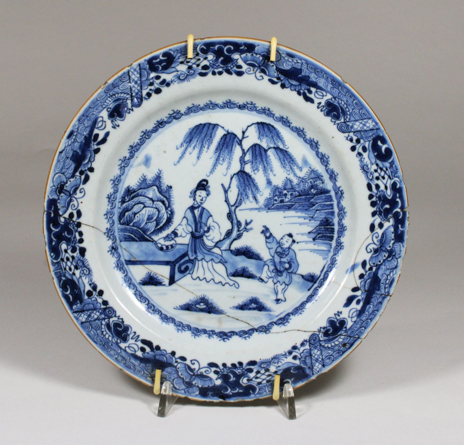 Chinoise Teller, Fayence, wohl Delft, blau-weiß Unterglasur, figürliche Darstellung, Dm. 23.