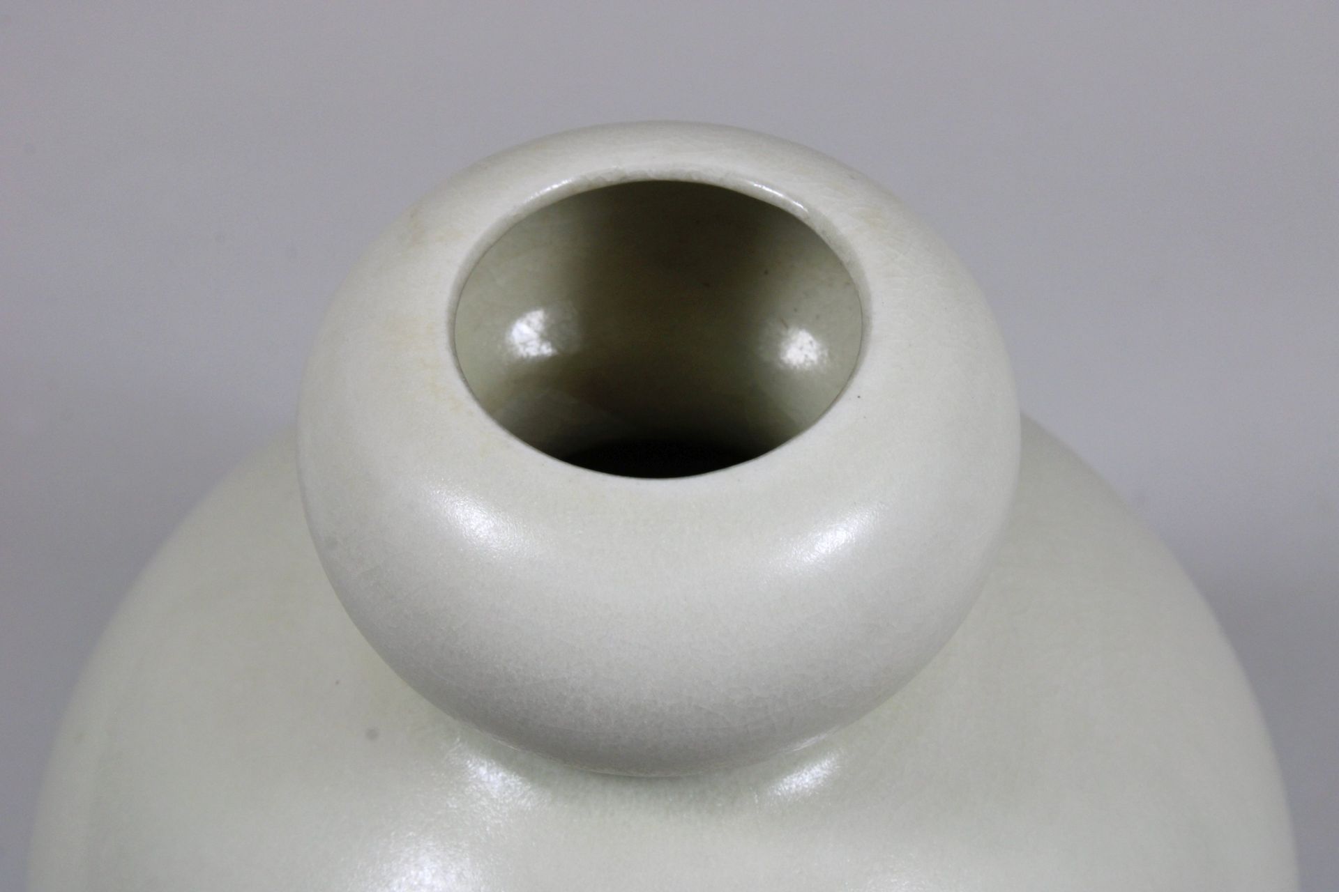 Vase, China, Porzellan, wohl 19. Jh., weiß glasiert. H.: 22 cm. Guter, altersbedingter Zustand. - Image 2 of 3