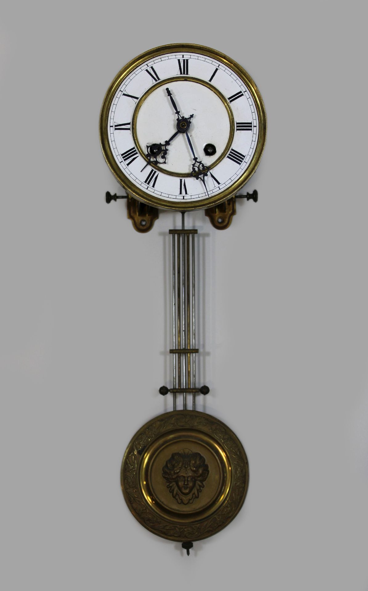 Pendelwanduhr, MBP, Modellnummer: 8055, Maße: H.: 43 cm, B.: 14 cm, Zifferblatt D.: 14,5 cm.