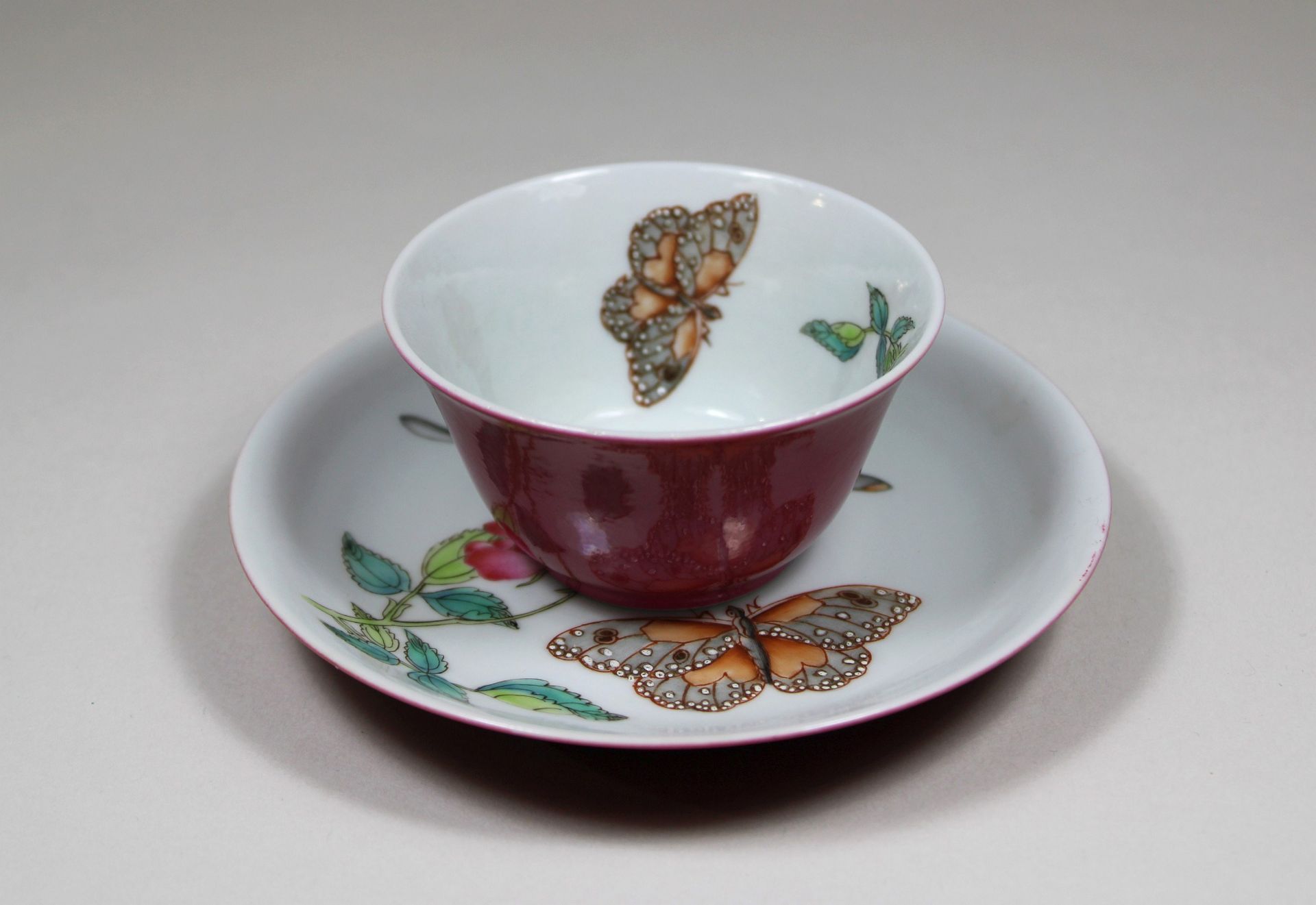 China, Porzellan, Teeset, Cup und Teller mit Florische Darstellung, außen Rot gefärbt, Dm von 8