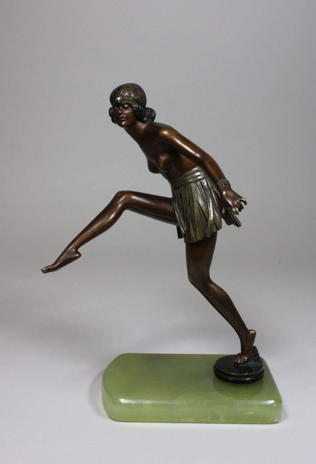 Bruno Zach (österreichisch, 1891 - 1945) zugeschrieben, Tänzerin, Art Deco, Bronze, unsigniert, - Image 2 of 2