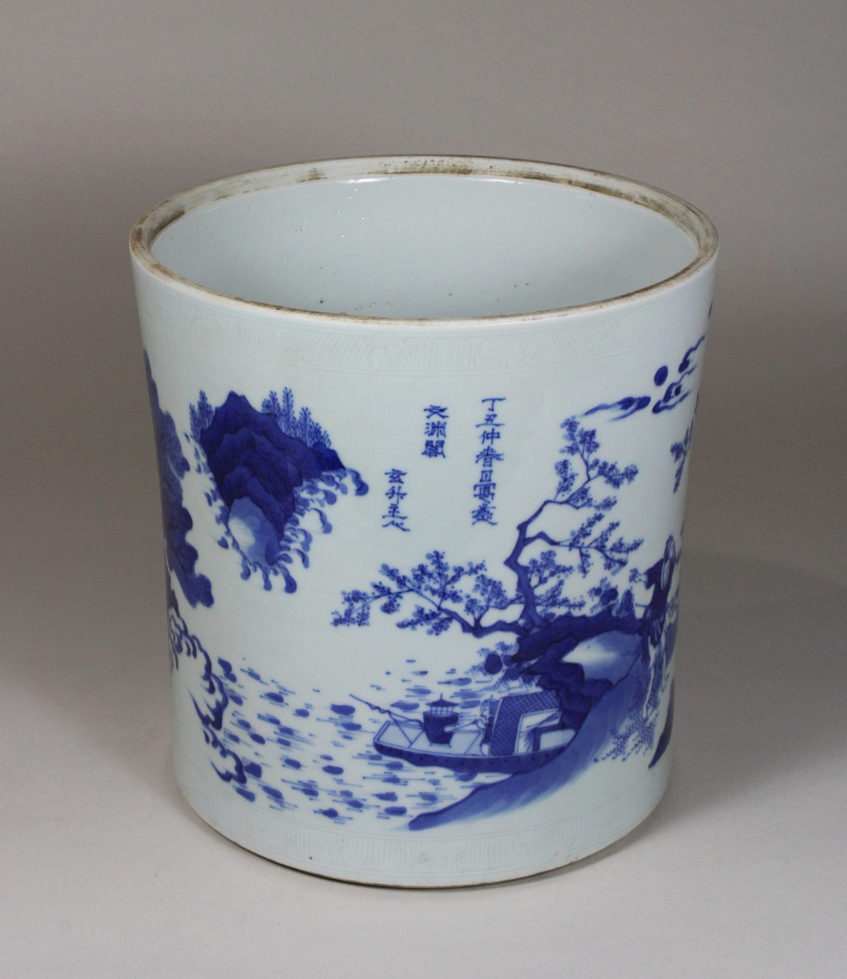 China, großer Pinselbecher, in Blau - Weiß, florale und figürliche Darstellung, Dm 21, H 22, - Image 3 of 4