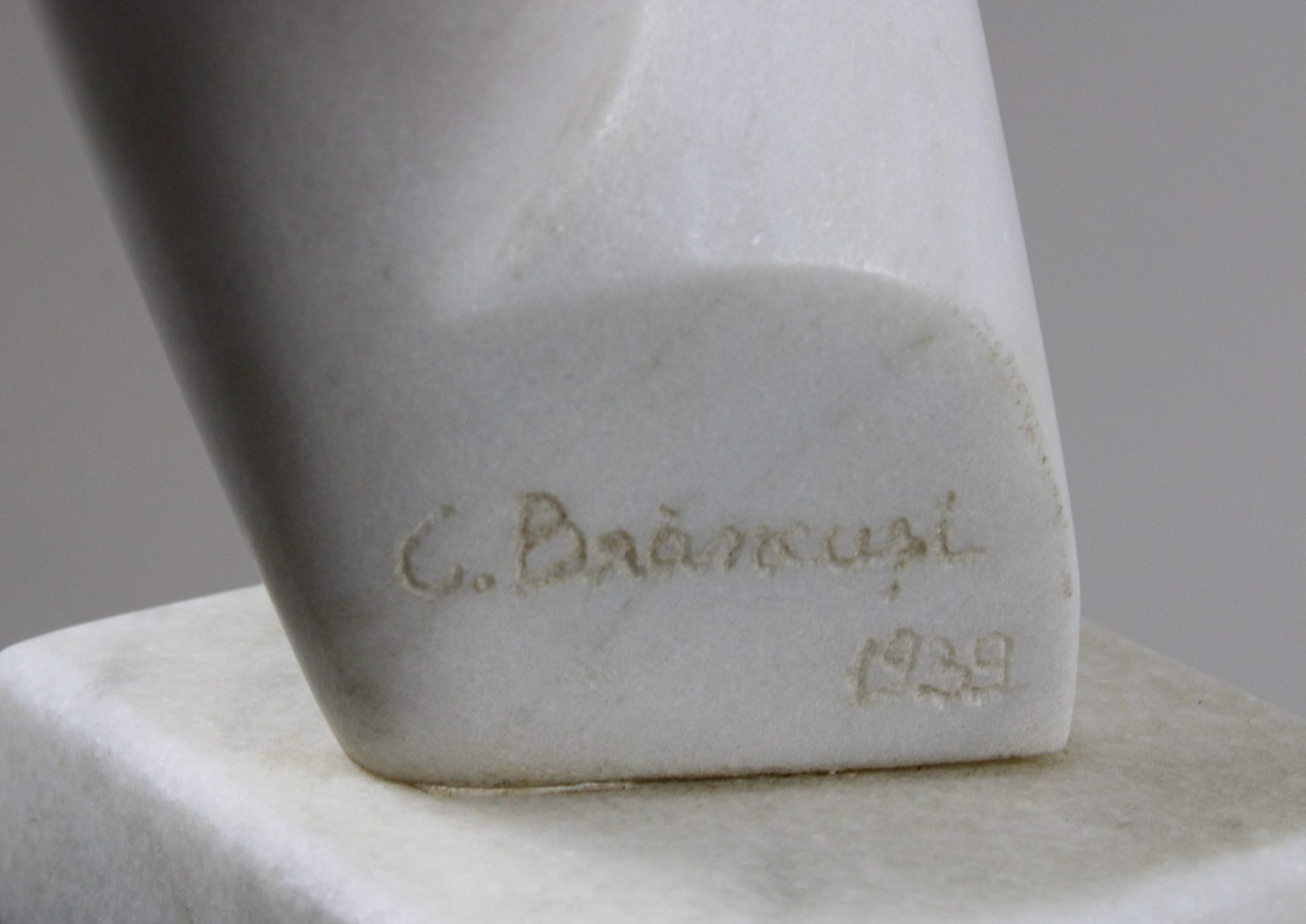 Wohl Constantin Brancusi (französisch/rumänisch, 1876 - 1957), Skulptur, Frauenkopf, Marmor, 1939, - Image 3 of 3