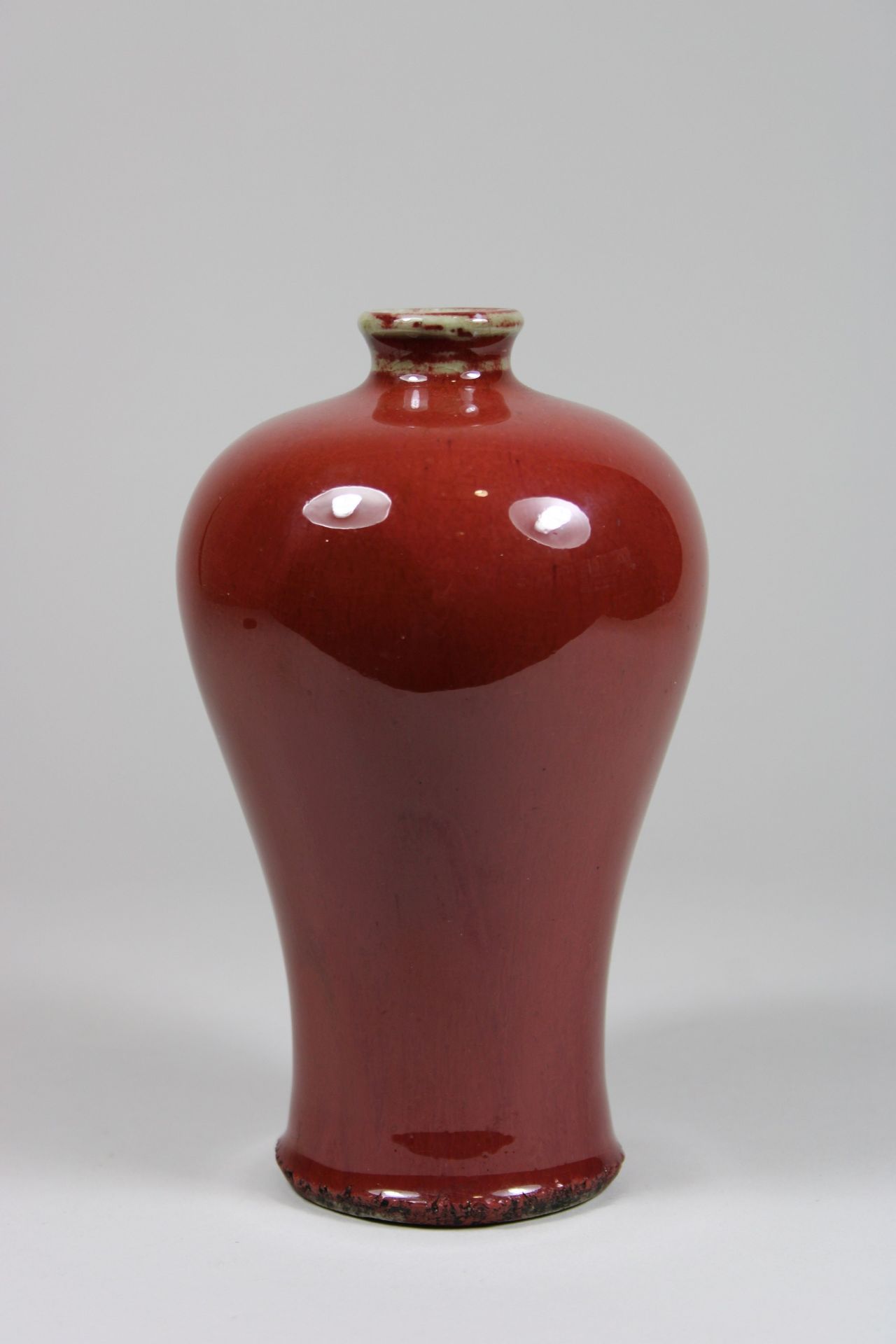 Meiping Vase, China, Porzellan, wohl Anfang 20. Jh., kupferrot glasiert. H.: 15 cm. Guter,