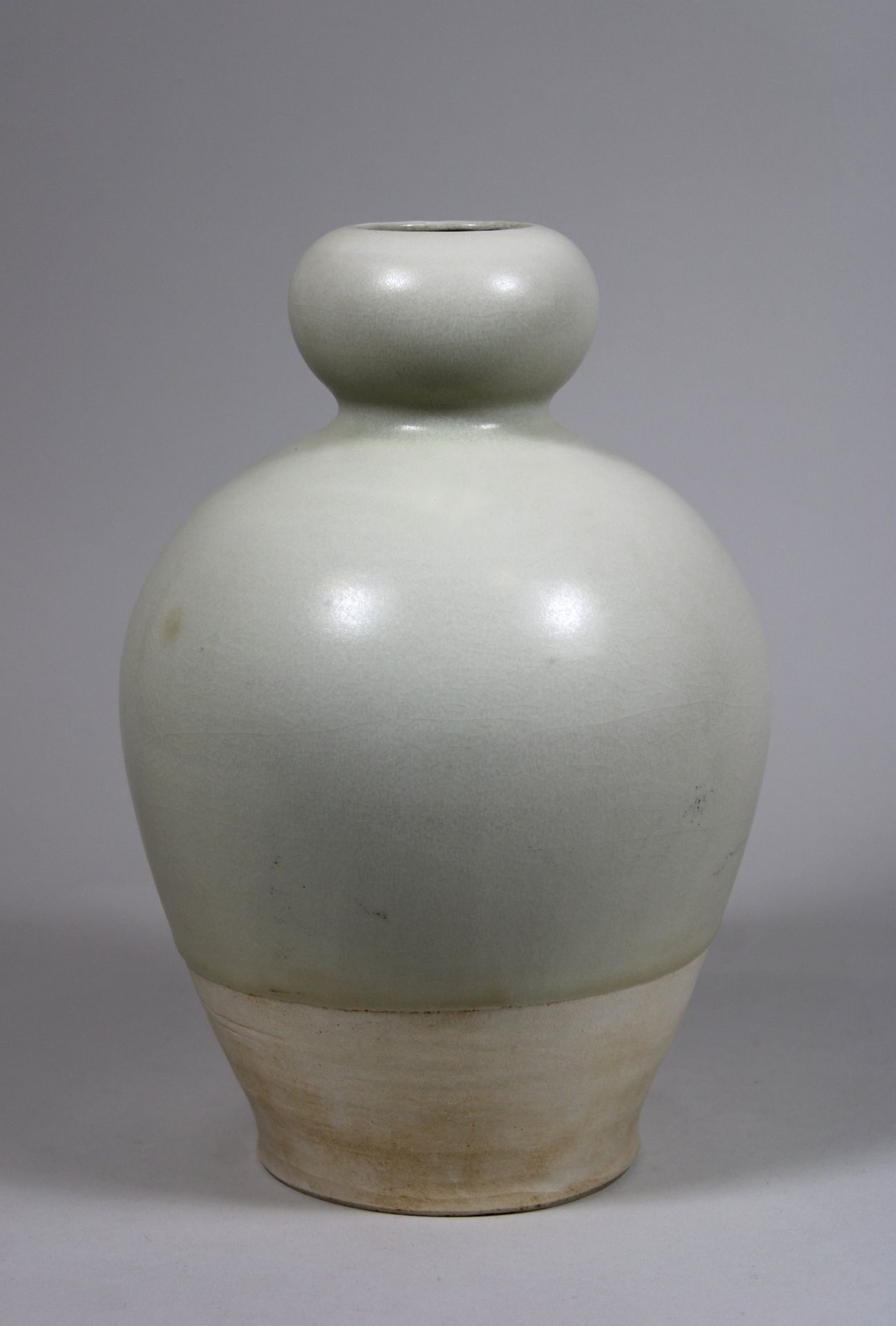 Vase, China, Porzellan, wohl 19. Jh., weiß glasiert. H.: 22 cm. Guter, altersbedingter Zustand.