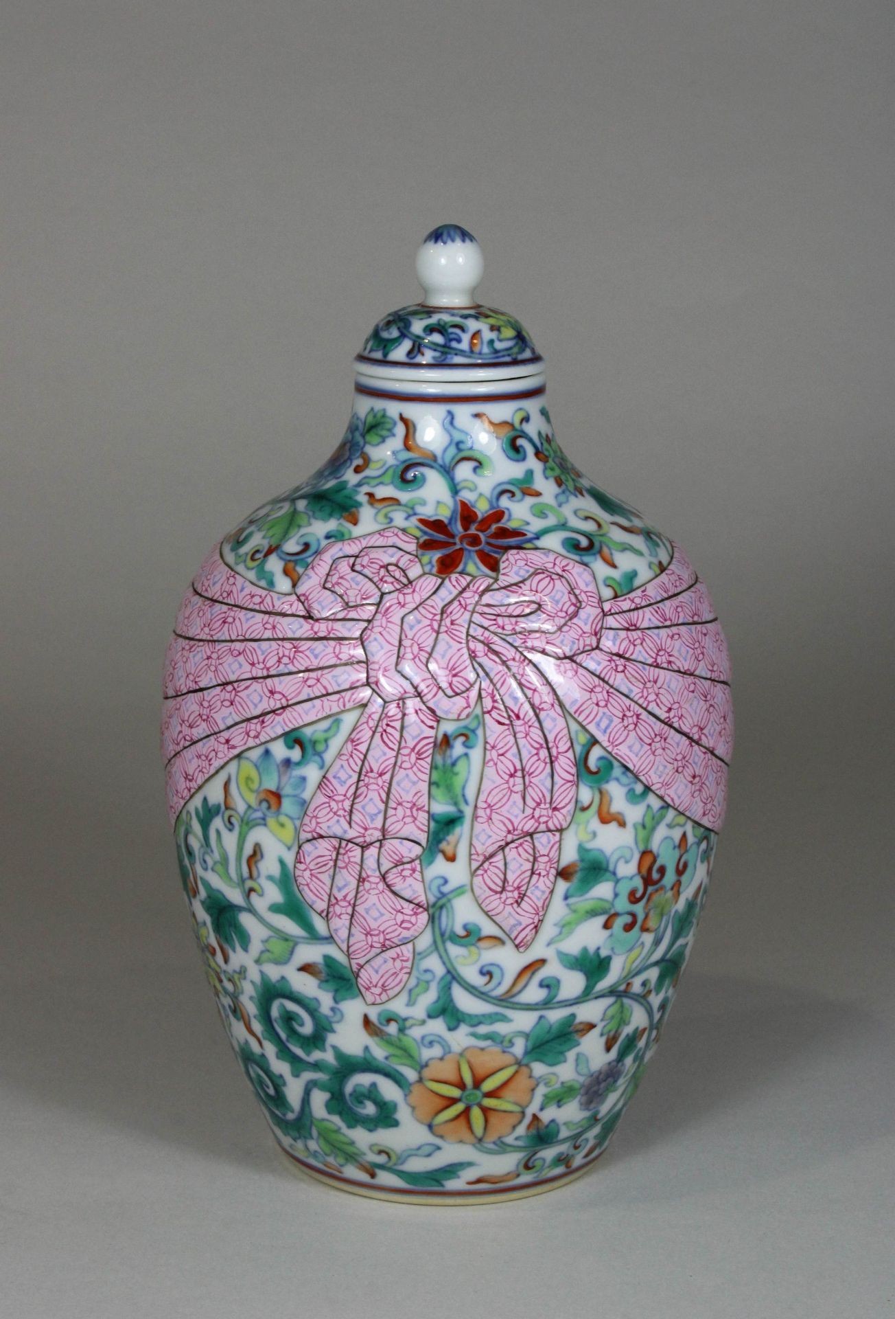 Porzellan, Vase mit Deckel, wohl Jiajiong Still, Markenstempel, H 17 cm, guter, altersbedingter