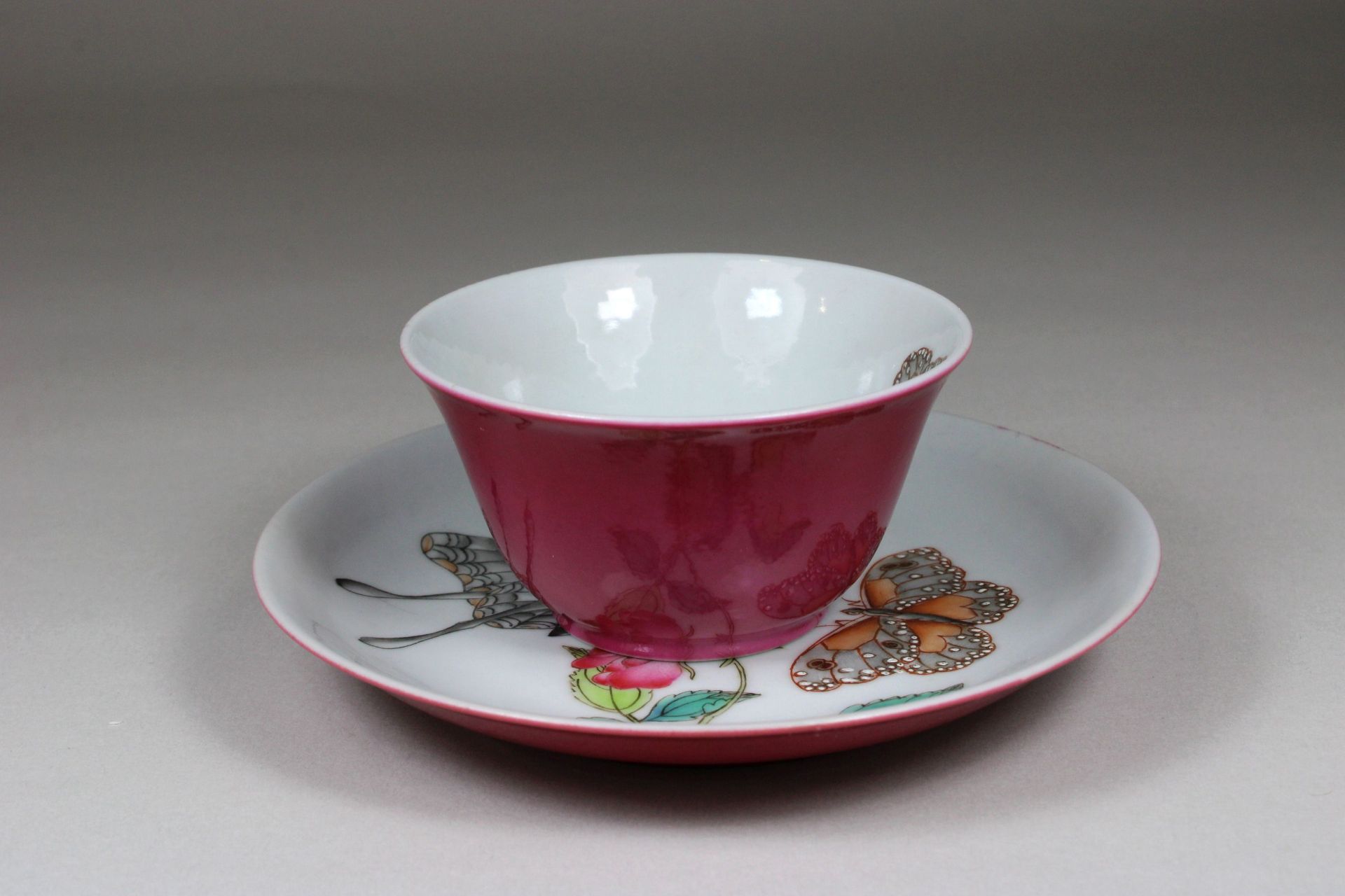 China, Porzellan, Teeset, Cup und Teller mit Florische Darstellung, außen Rot gefärbt, Dm von 8 - Image 3 of 3