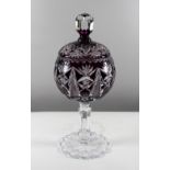 Deckelpokal, böhmisches Glas, lila eingefärbtes Glas, Maße: H. 38,5 cm, B. 17,5 cm. Guter,