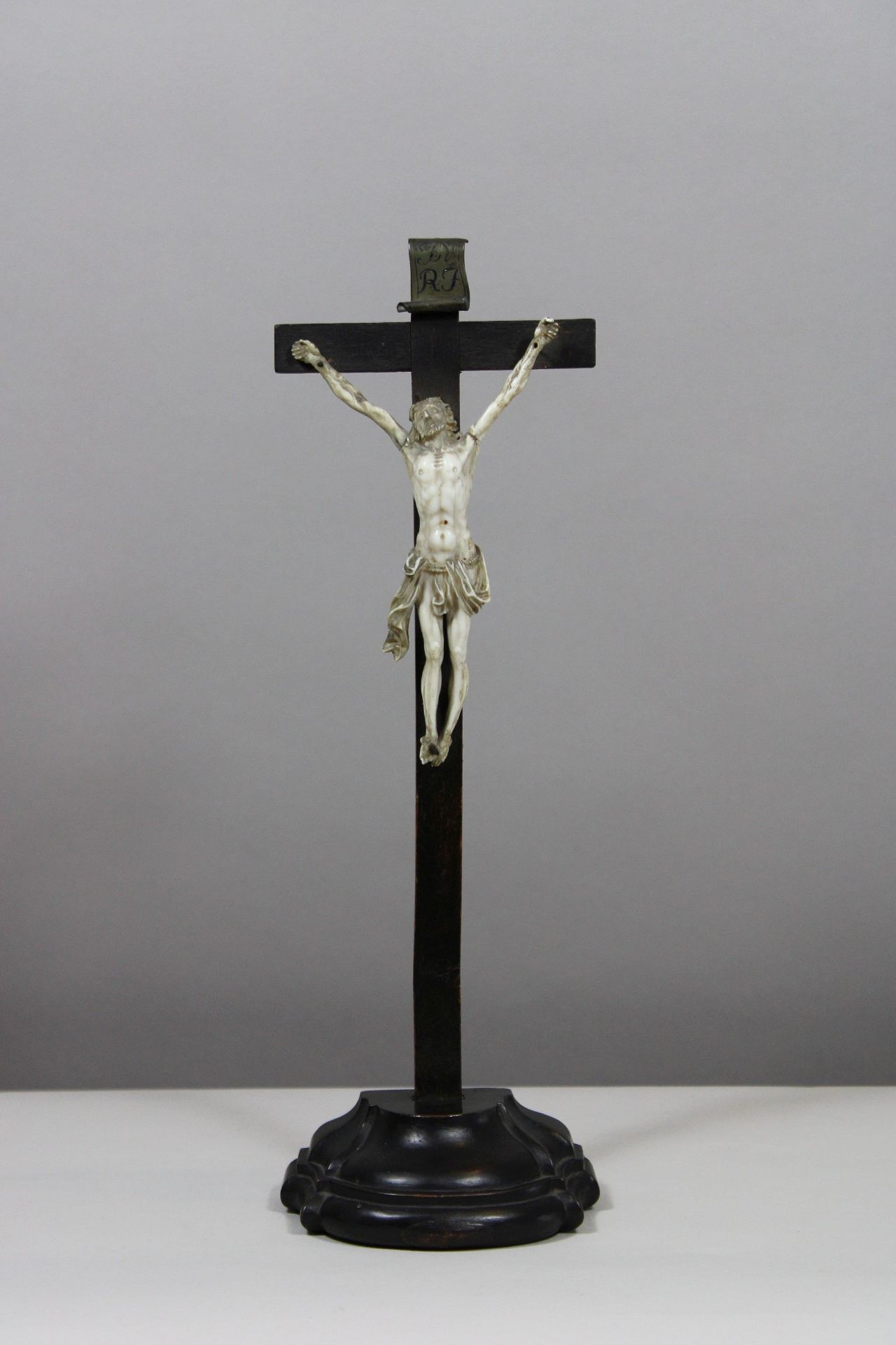 Kruzifix, 17. / 18. Jh., Holz, Knochen, Dreinageltypus, Maße: H. 35 cm, B. 11,5 cm.