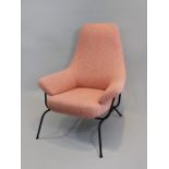 Lounge Chair Modell Hai, von Firma Hem, Design Luca Nichetto, voluminöses Polster bezogen mit