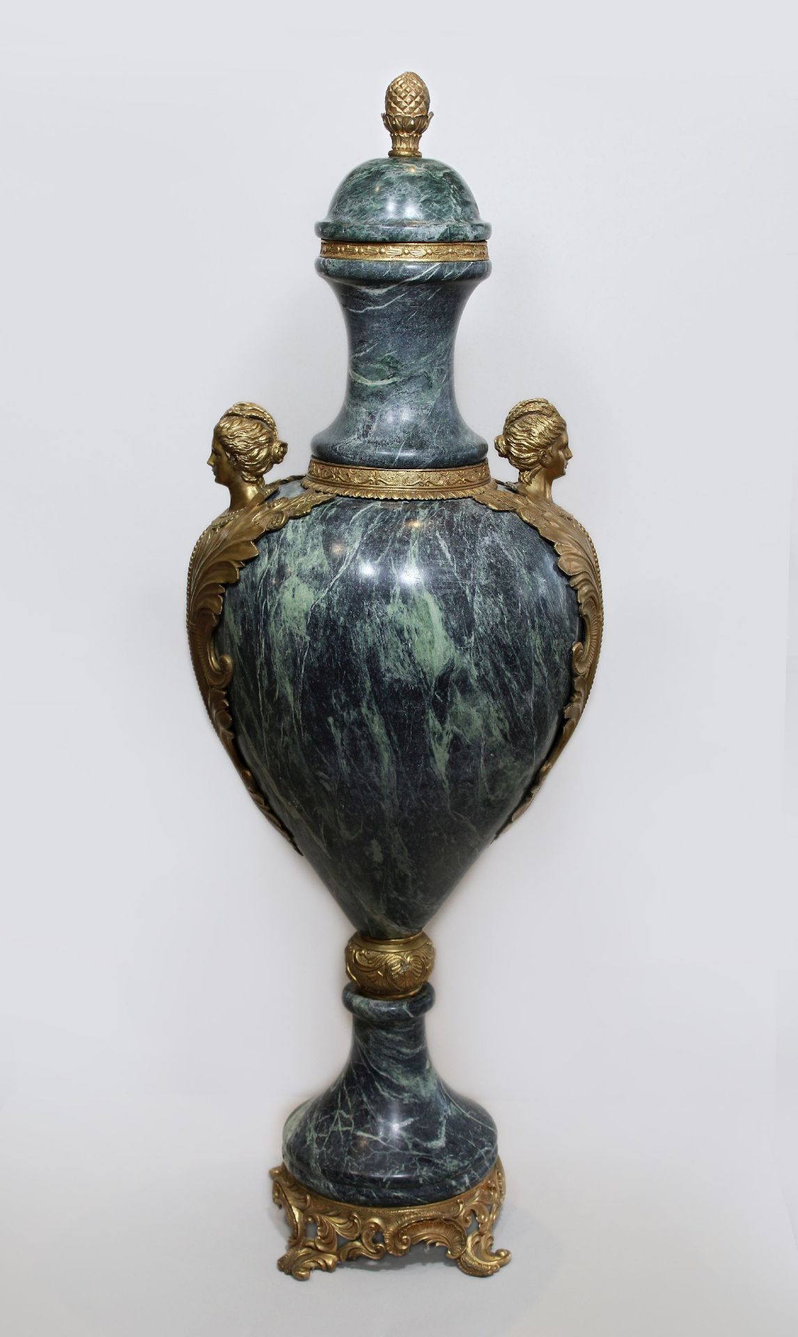 Marmorvase, Empire Stil, Anfang 20. Jh., Applikationen aus ziselierter und vergoldeter Bronze, Maße: