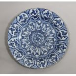 Chinoise Wandteller, Fayence, Doppelring Marke, blau-weiße Unterglasur, Floraldekor, Durchmesser: