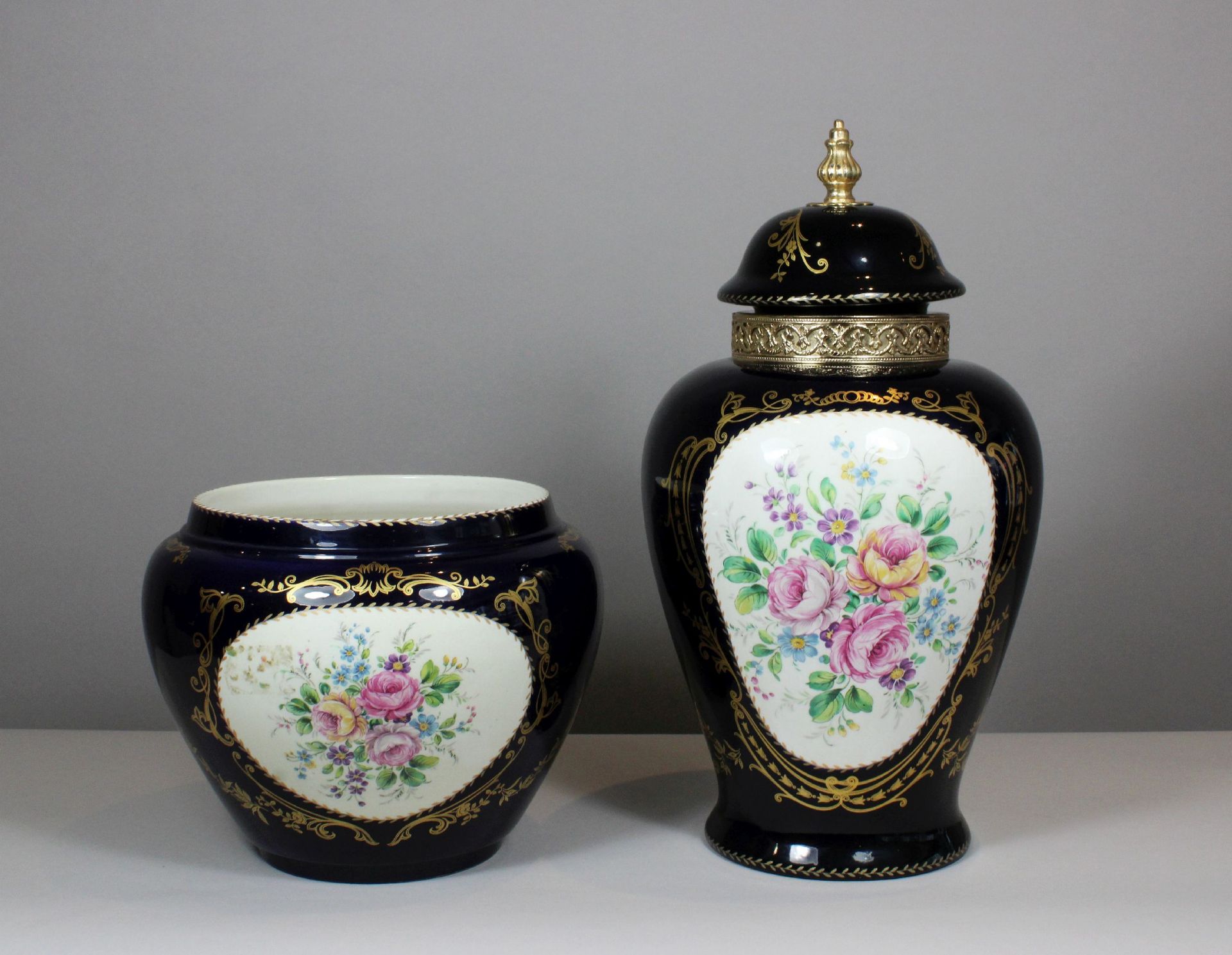 Deckelvase und Übertopf, Limoges, Porzellan, Blumen- und Golddekor, Maße: Vase: H. mit Deckel: 93