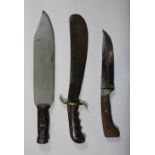 Drei Messer, unterschiedliche Herkunft, Klingenlängen: 20 cm, 32 cm und 30 cm, Gesamtlängen: 36