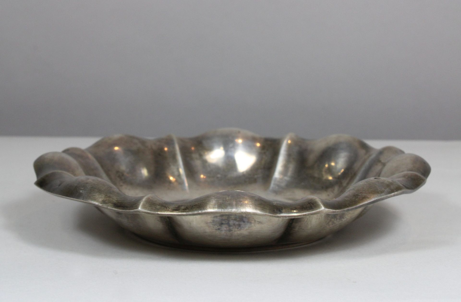 Kleine Schale, 800er Silber, Sandrik, Tschechoslowakei, um 1920/30, Maße: Durchmesser 17 cm, - Bild 4 aus 4