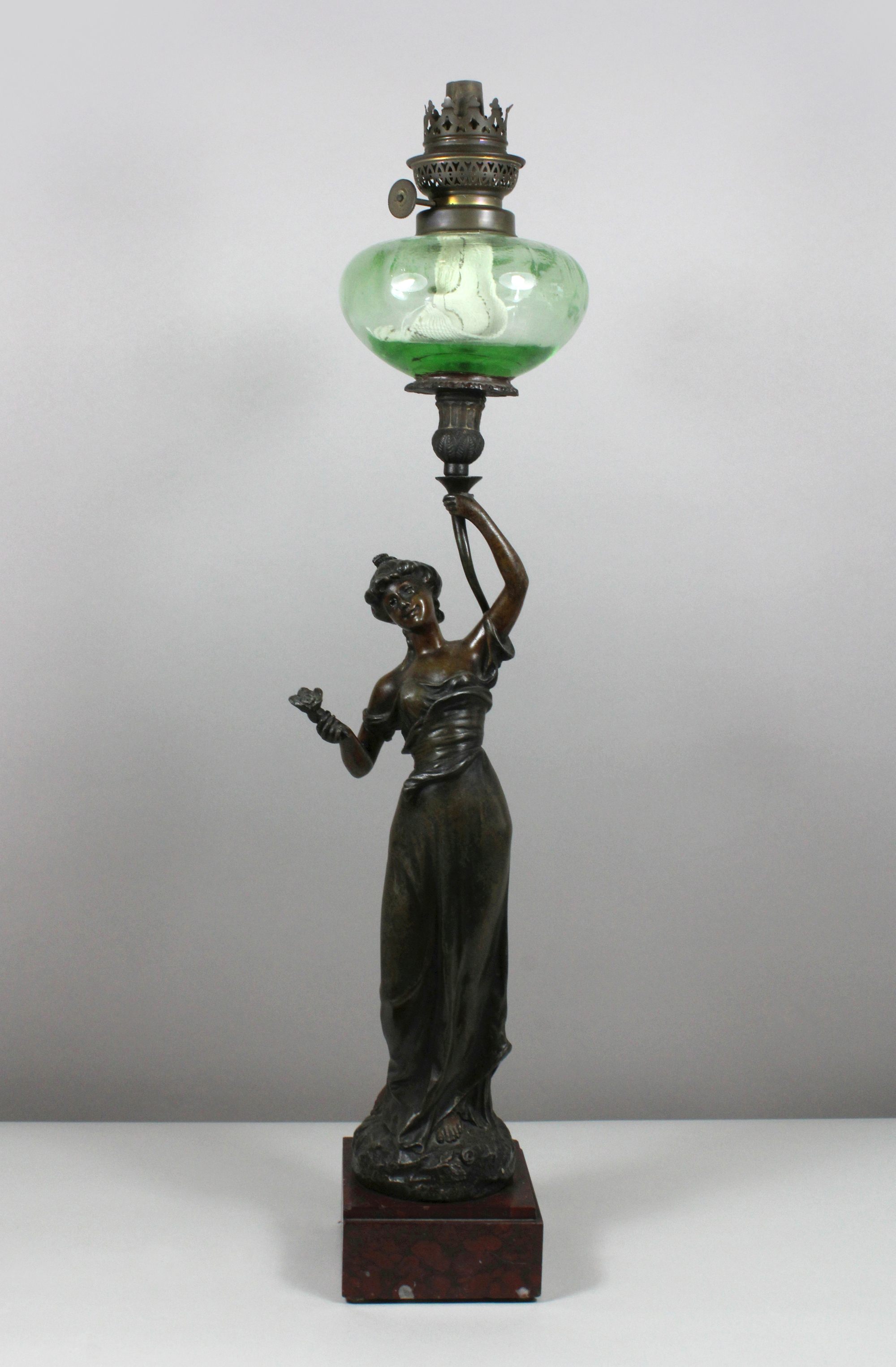 Jugendstil-Petroleumlampe, Bronze, Glas, H. mit Zylinder 77 cm. Guter, altersbedingter Zustand.