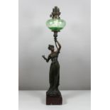 Jugendstil-Petroleumlampe, Bronze, Glas, H. mit Zylinder 77 cm. Guter, altersbedingter Zustand.