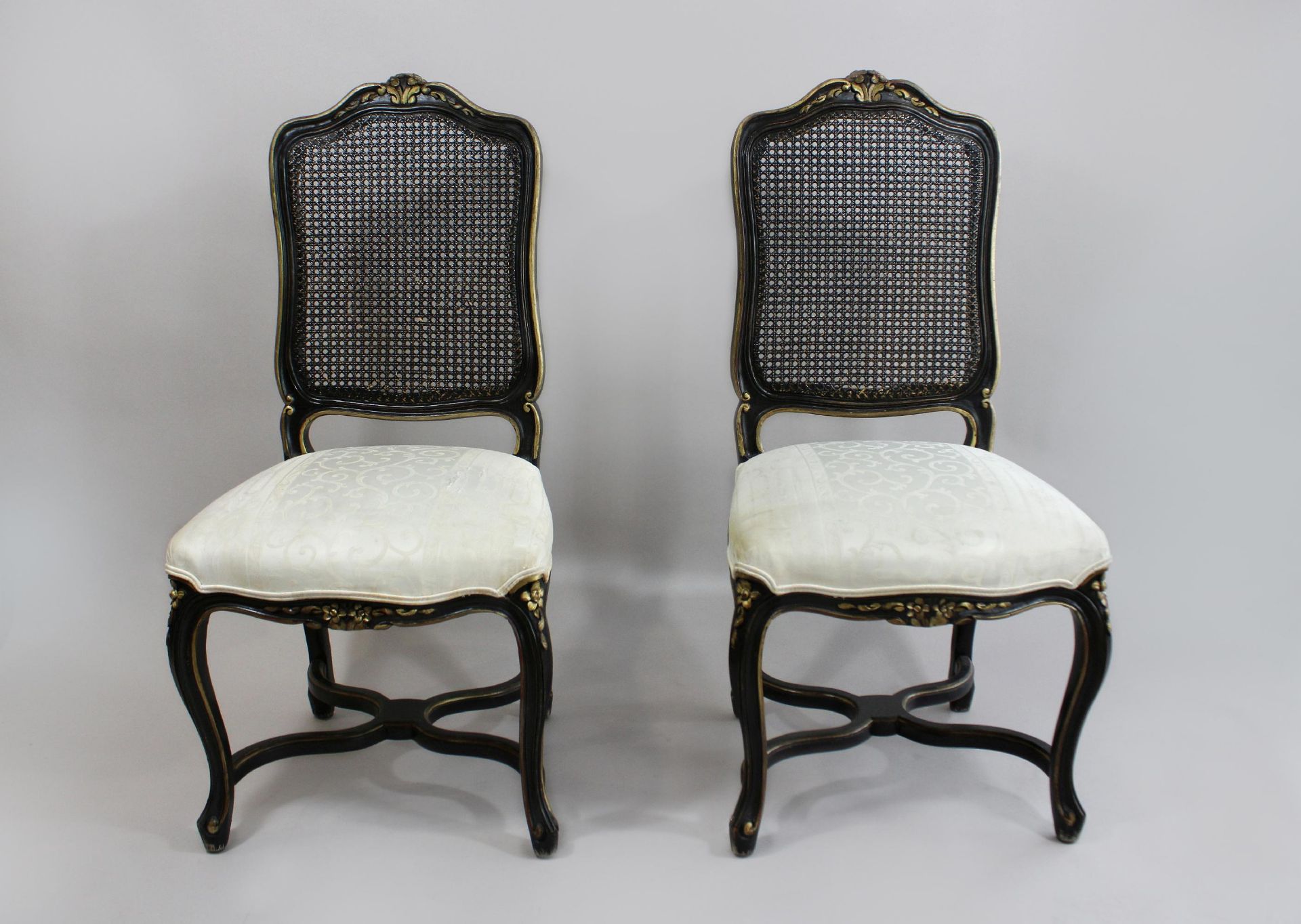 Paar Stühle, Anfang 20. Jh., im Stil Louis XV, Rückenlehne mit Jonce Geflecht, ebonisiert,
