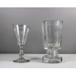 Paar Glaspokale, wohl 18. Jh., Blumengravur, Maße: H. 14 cm, H. 15,5 cm. Guter, altersbedingter