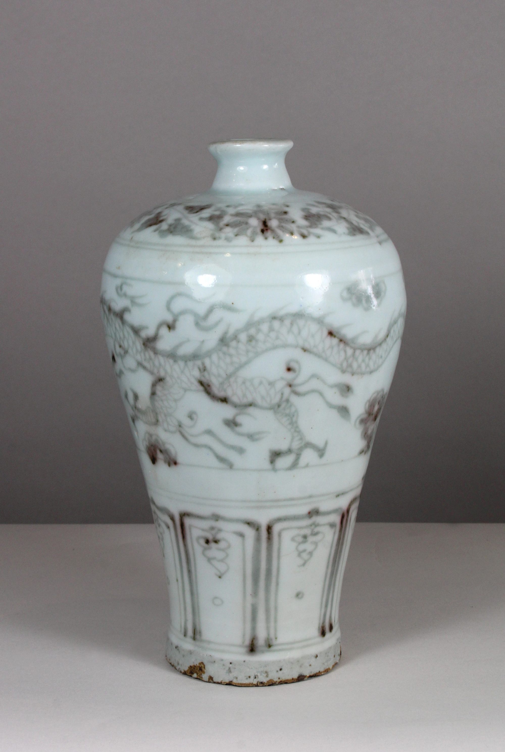 Meiping Vase, China, Porzellan, 18. Jh., ohne Marke, Drachendekor, Maße: H. 25,5 cm. Guter - Image 4 of 4