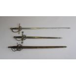 Drei Schwerter, unterschiedliche Herkunft, Klingenlängen: 61, 72 und 84 cm, Gesamtlängen: 75, 88 und