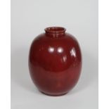 Vase, Royal Copenhagen, Porzellan, 1937, Ochsenblut, Maße: H. 17 cm. Guter, altersbedingter