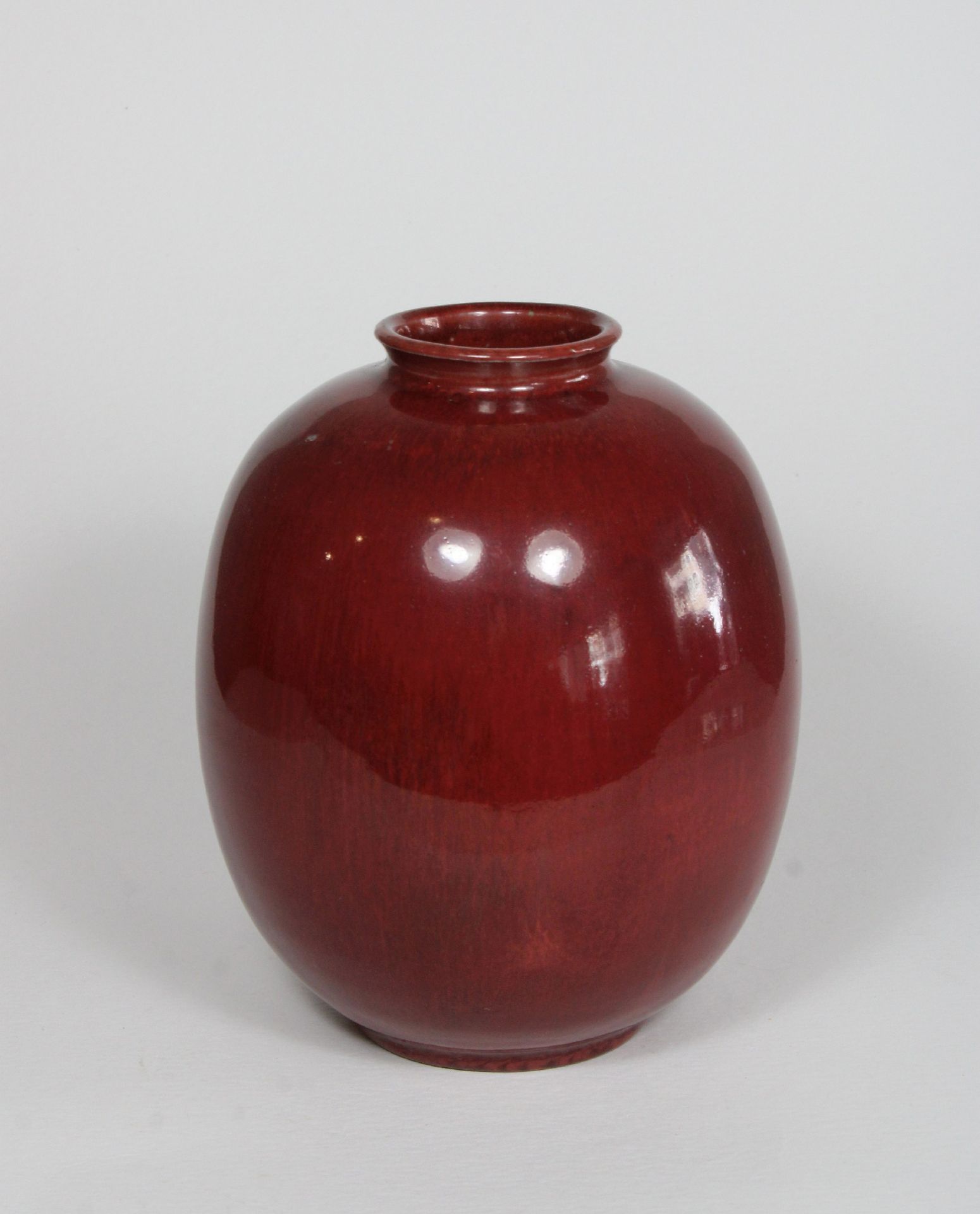 Vase, Royal Copenhagen, Porzellan, 1937, Ochsenblut, Maße: H. 17 cm. Guter, altersbedingter