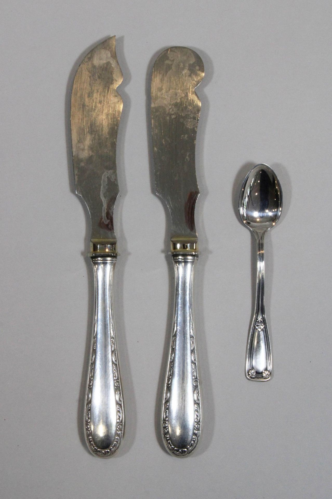 Sechs Kaffeelöffel und zwei Buttermesser, 800er Silber, Messer: Mond/Krone, Gewicht ohne Messer: ca. - Image 2 of 2