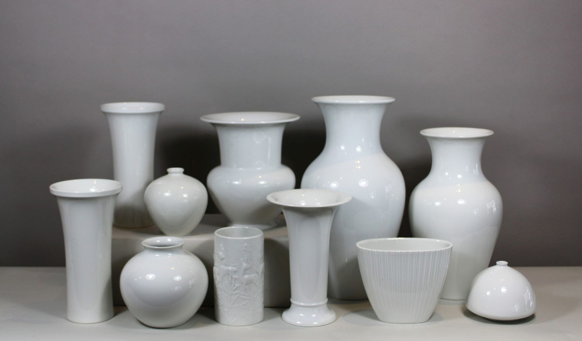 Vasen 11-tlg., KPM, Porzellan, Unterglasur Marke am Boden, diverse Formen, Maße: H. von 8,5 cm bis