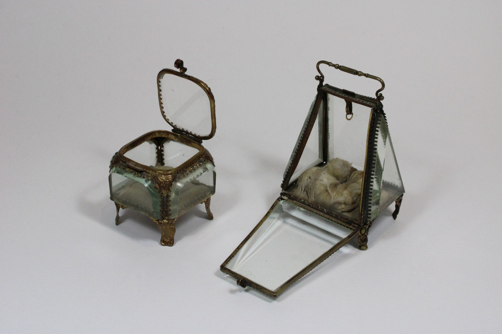Paar Schmuckschatullen, Anfang 20. Jh., Glas und Messing, Maße: H. von 6,5 bis 11 cm. Guter,