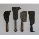 Vier Bauernwehre, Afrika, Klingenlängen: 21 cm, 22 cm, 25,5 cm und 26 cm, Gesamtlängen: 39 cm, 40