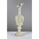 Vase aus Alabaster, 19. Jh., Blumendekor, H. 37 cm. Guter, altersbedingter Zustand, restauriert,