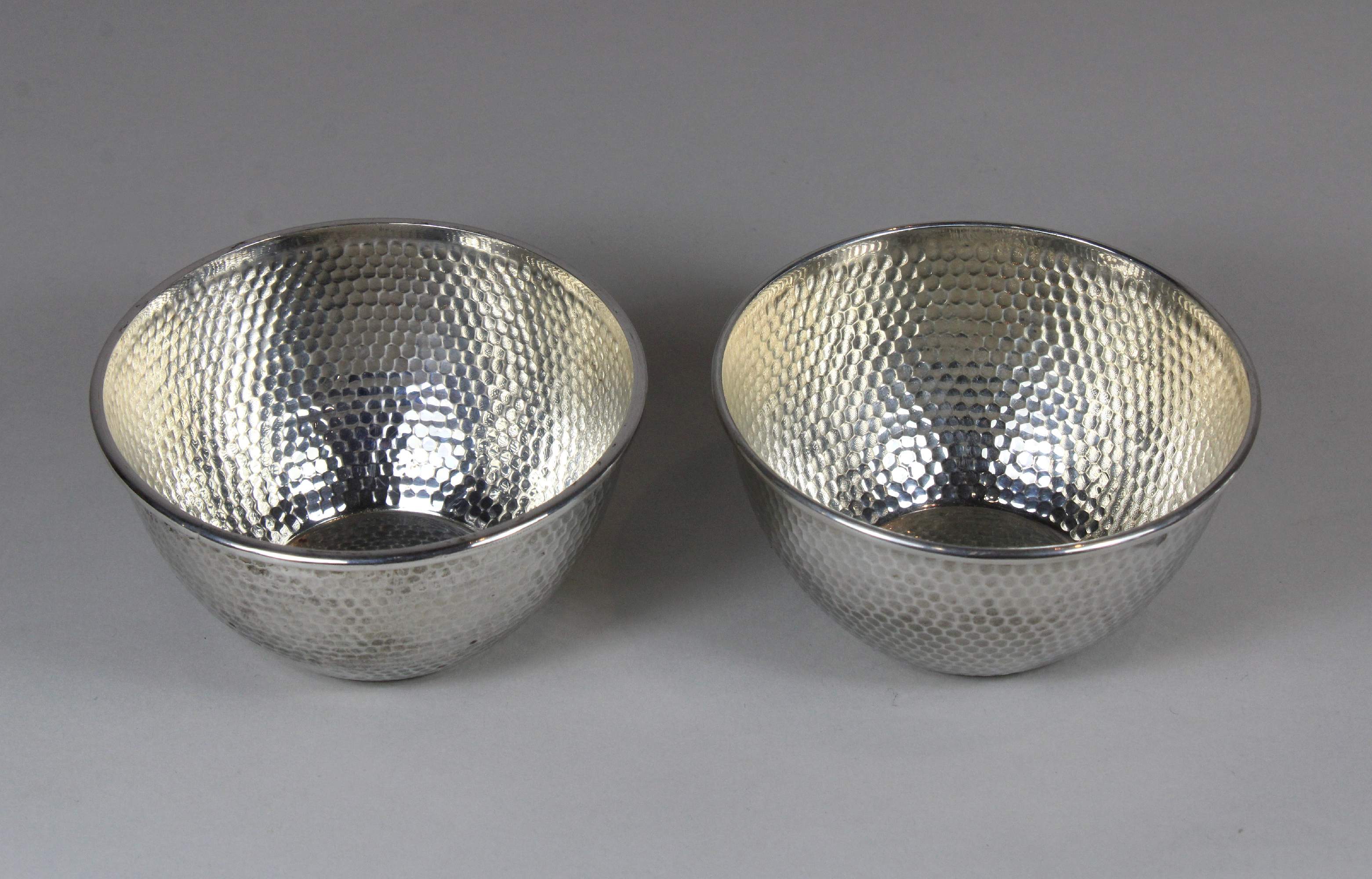 Paar Schalen, Silber, wohl Indien, Durchmesser 10 cm, Gewicht 229 gr., guter, altersbedingter - Image 3 of 3