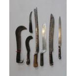 Konvolut 7-tlg., fünf Messer, diverse Längen, zwei Sicheln, unterschiedliche Herkunft. Altersgemäßer
