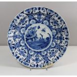 Teller, Fayence, wohl Delft, blau-weiße Unterglasur, Floraldekor, Durchmesser: 33,5 cm.