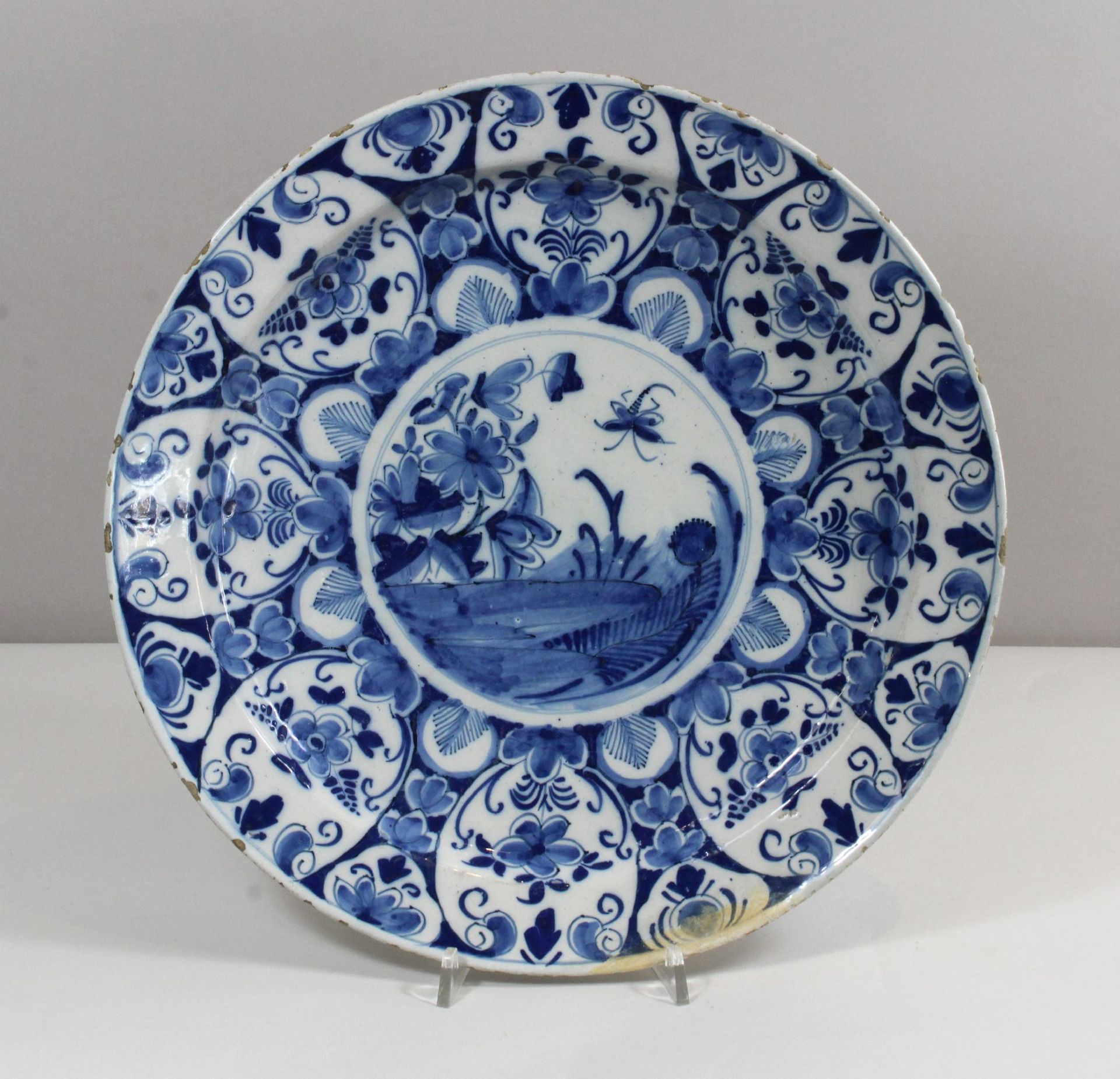 Teller, Fayence, wohl Delft, blau-weiße Unterglasur, Floraldekor, Durchmesser: 33,5 cm.