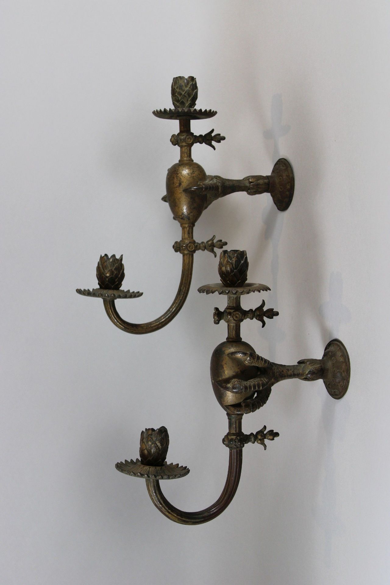 Paar Wandleuchter, 19 Jh., Bronze, Maße: H. 31,5 cm, T. 24 cm. Guter, altersbedingter Zustand.