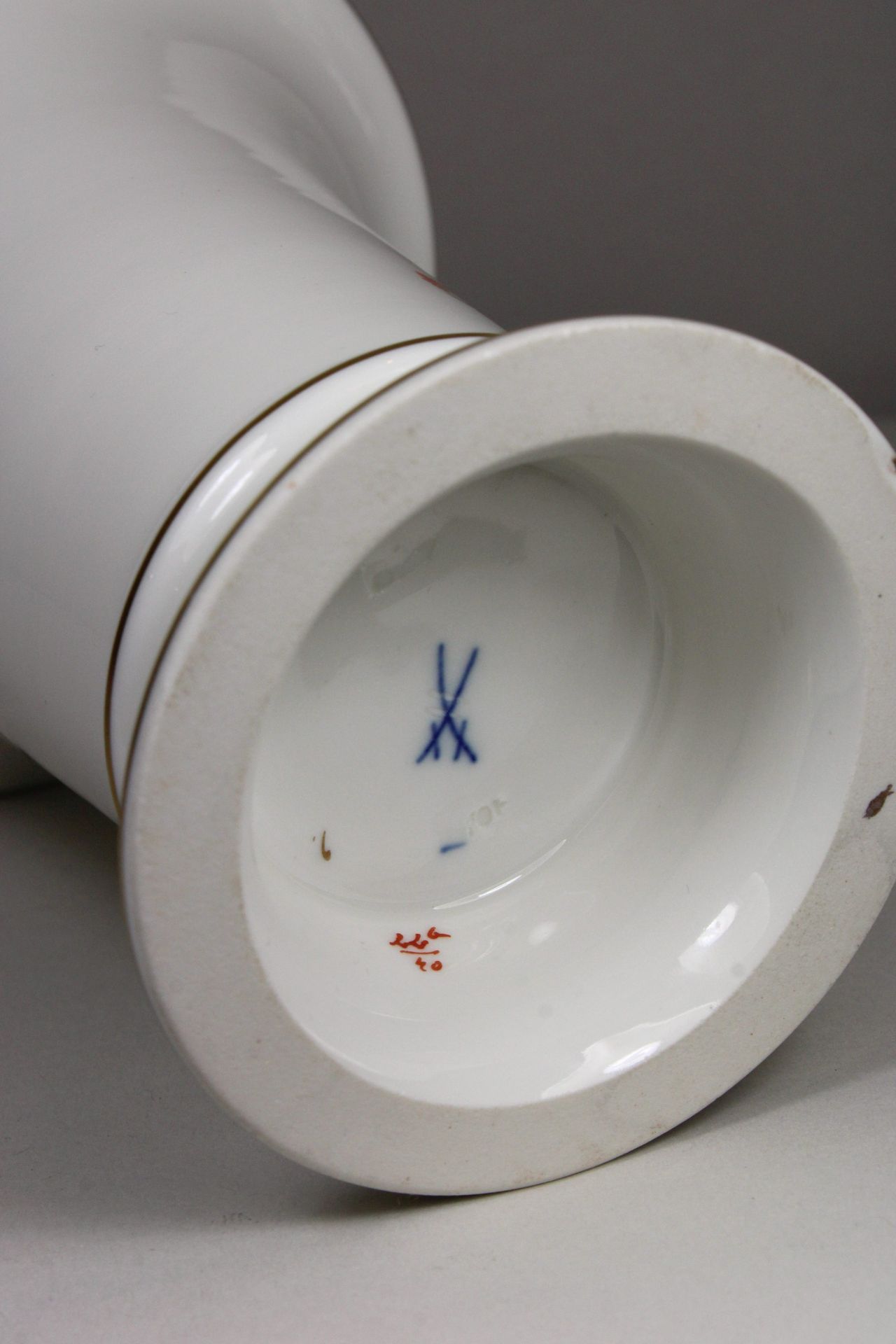 Vase, Meissen, Porzellan, 20. Jh., zweite Wahl, Blumenmalerei, Goldrand Linien, H. 16,5 cm, guter, - Bild 2 aus 2