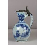 Chinoise Kanne mit Zinndeckel, 18. Jh., Fayence, wohl Delft, blau-weiß Unterglasur, figürliche