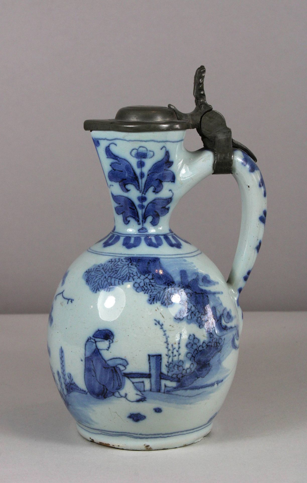 Chinoise Kanne mit Zinndeckel, 18. Jh., Fayence, wohl Delft, blau-weiß Unterglasur, figürliche