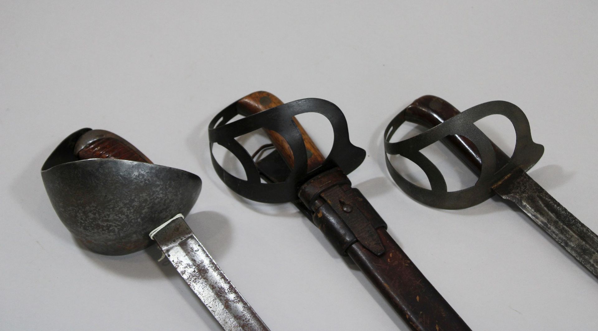 Drei Säbel, zwei mit Spangenkorb, einer mit Scheide, Klingenlängen: 61, 63 und 64 cm, - Image 2 of 2