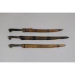 Drei Flyssa, Nordafrika, beidseitig gravierte Klinge, Messing plattierter Griff mit ornamentalen