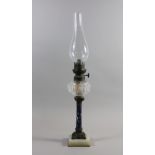 Petroleumlampe, Petroleumbehälter und Lampenschirm aus Glas, Fuß Metallguß, Maße: H. ca. 50,5 cm.
